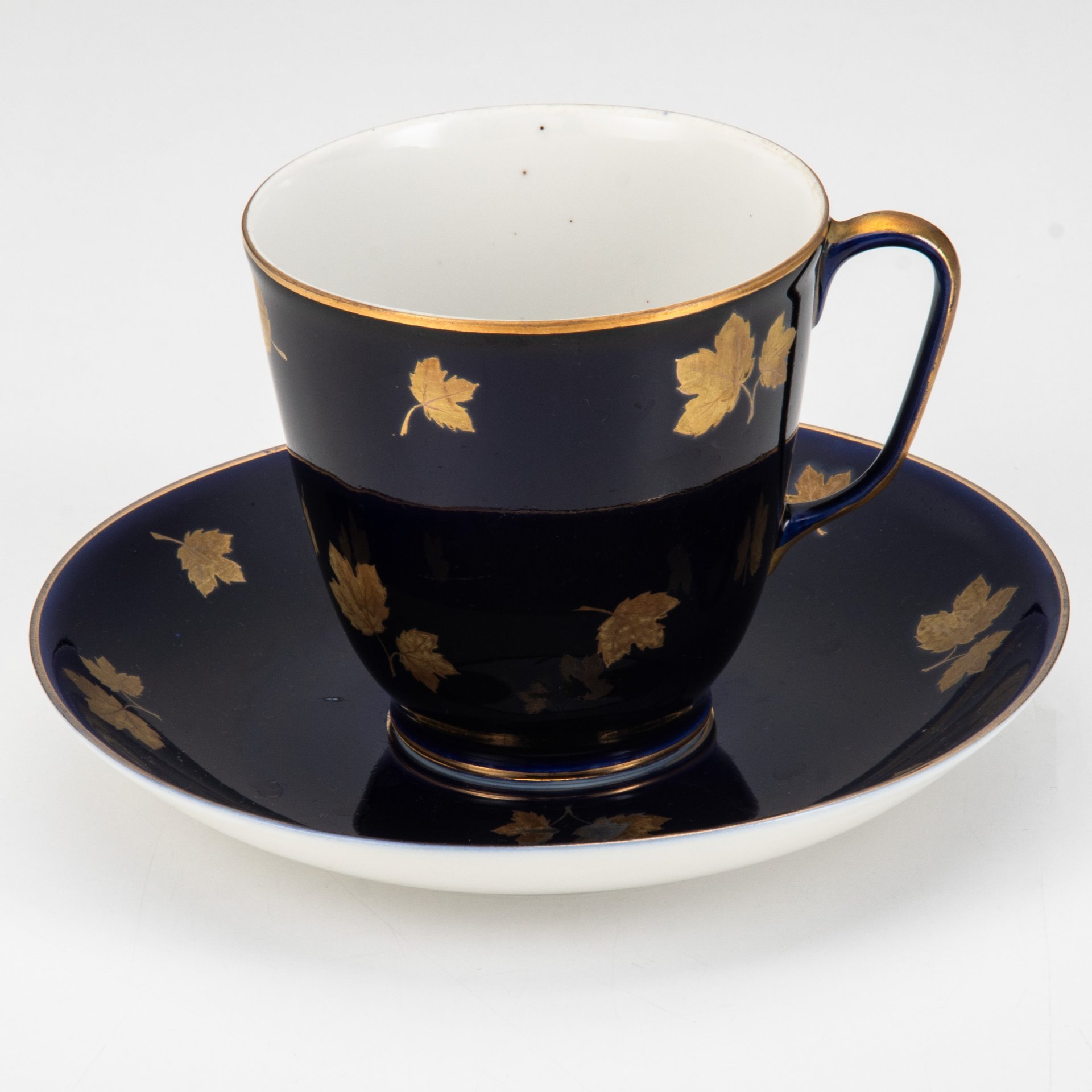 Пара чайная "Кленовая ветвь" ("Золотой клен"), автор рисунка Л.И. Лебединская, форма "Малый колокол", фарфор, крытье кобальтом, золочение, цировка, Ленинградский фарфоровый завод (ЛФЗ), СССР, 1950-1955 гг.
