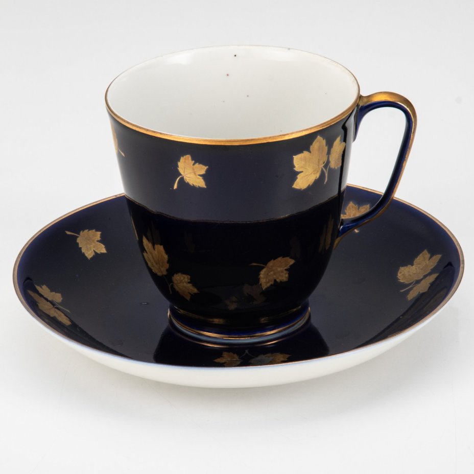 Пара чайная "Кленовая ветвь" ("Золотой клен"), автор рисунка Л.И. Лебединская, форма "Малый колокол", фарфор, крытье кобальтом, золочение, цировка, Ленинградский фарфоровый завод (ЛФЗ), СССР, 1950-1955 гг.