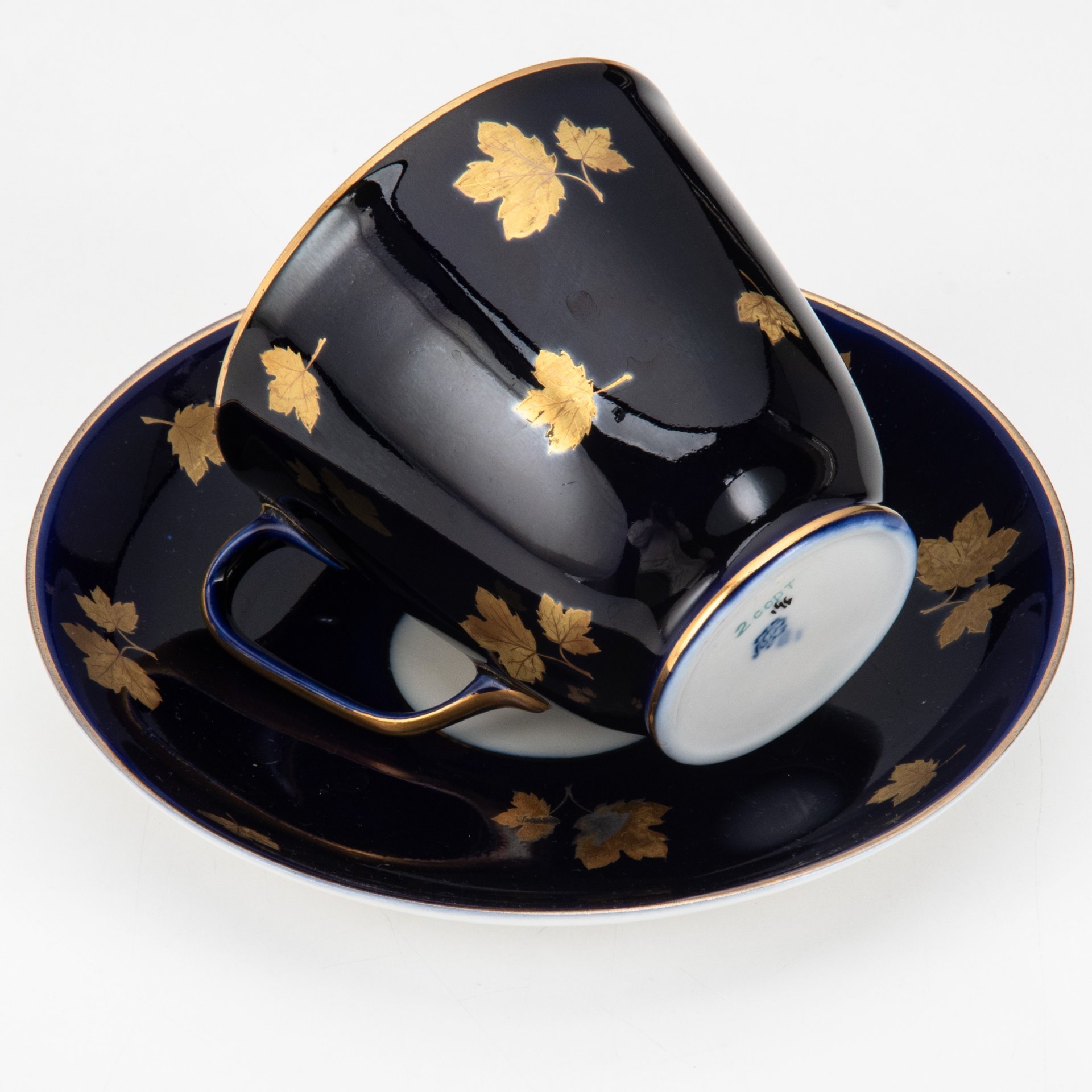Пара чайная "Кленовая ветвь" ("Золотой клен"), автор рисунка Л.И. Лебединская, форма "Малый колокол", фарфор, крытье кобальтом, золочение, цировка, Ленинградский фарфоровый завод (ЛФЗ), СССР, 1950-1955 гг.