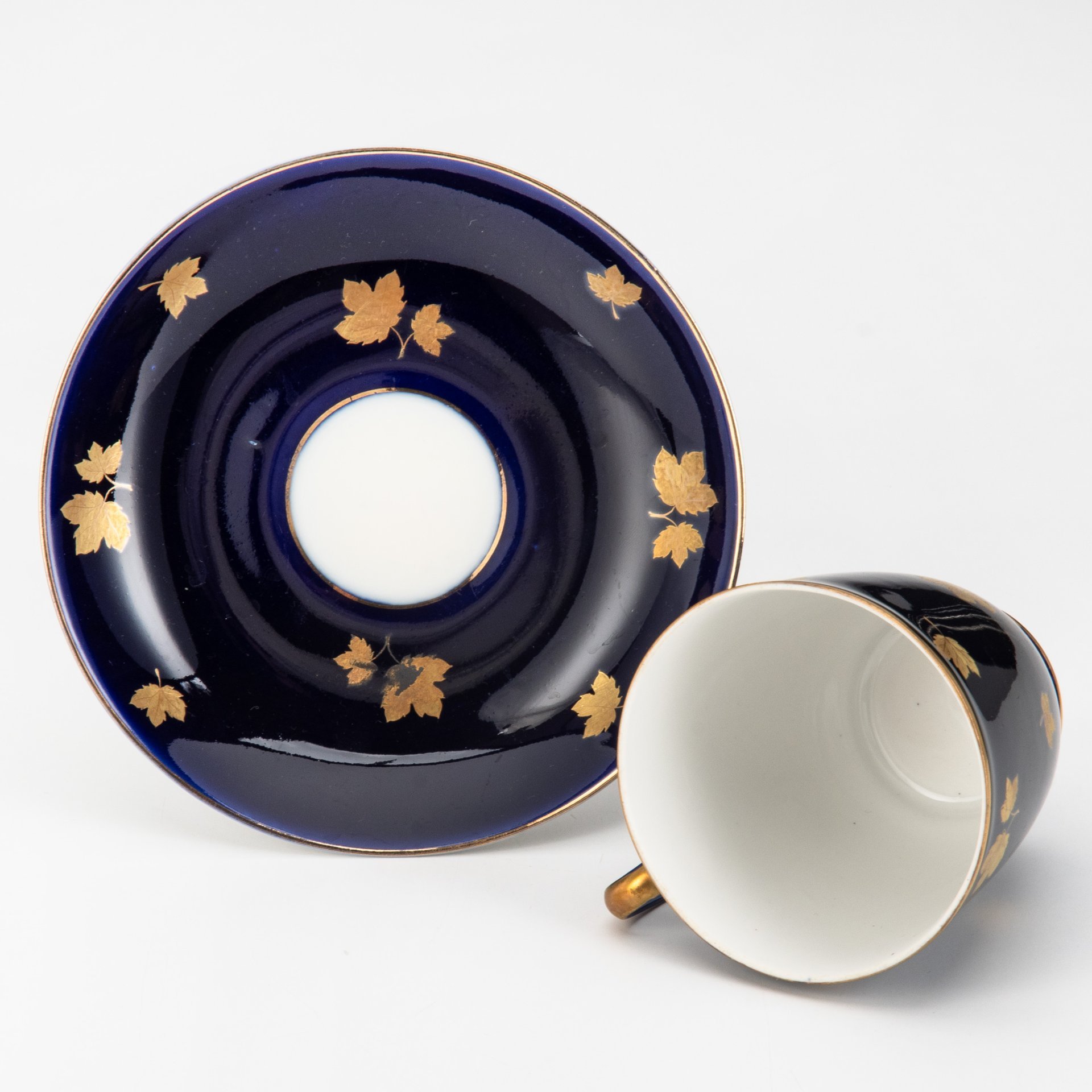 Пара чайная "Кленовая ветвь" ("Золотой клен"), автор рисунка Л.И. Лебединская, форма "Малый колокол", фарфор, крытье кобальтом, золочение, цировка, Ленинградский фарфоровый завод (ЛФЗ), СССР, 1950-1955 гг.