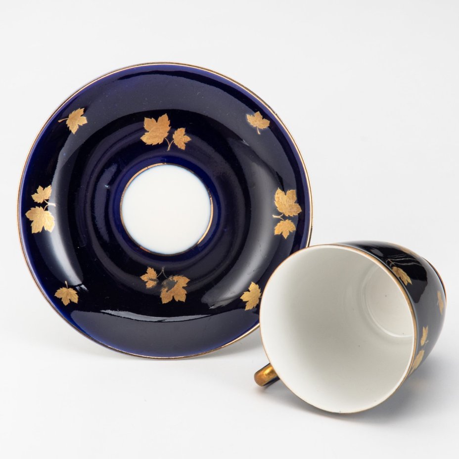 Пара чайная "Кленовая ветвь" ("Золотой клен"), автор рисунка Л.И. Лебединская, форма "Малый колокол", фарфор, крытье кобальтом, золочение, цировка, Ленинградский фарфоровый завод (ЛФЗ), СССР, 1950-1955 гг.