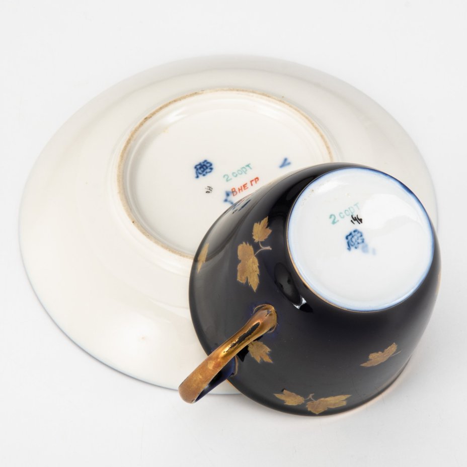 Пара чайная "Кленовая ветвь" ("Золотой клен"), автор рисунка Л.И. Лебединская, форма "Малый колокол", фарфор, крытье кобальтом, золочение, цировка, Ленинградский фарфоровый завод (ЛФЗ), СССР, 1950-1955 гг.