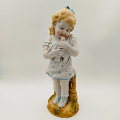 Статуэтка "Девочка с голубкой"