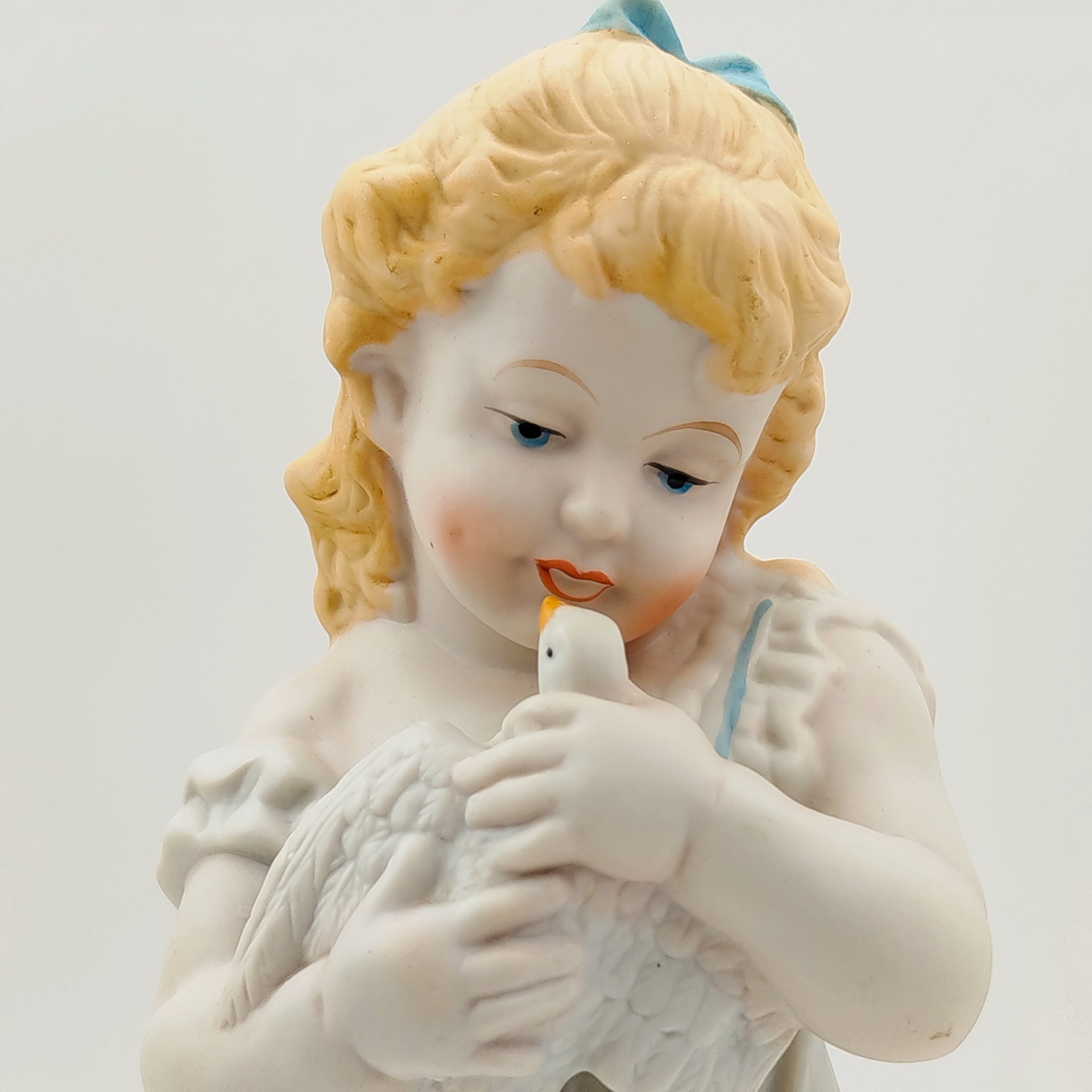 Статуэтка "Девочка с голубкой"