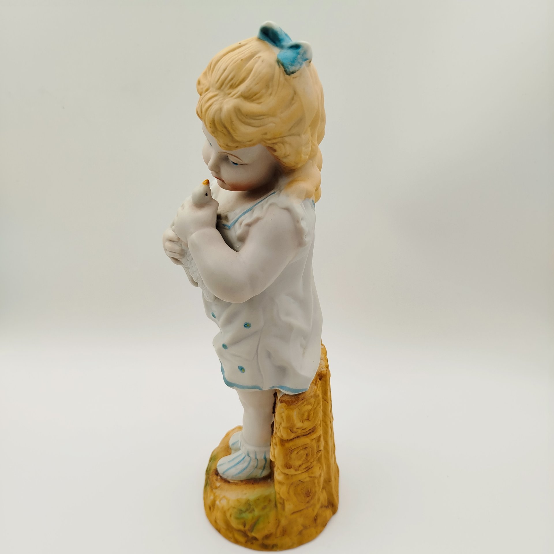 Статуэтка "Девочка с голубкой"