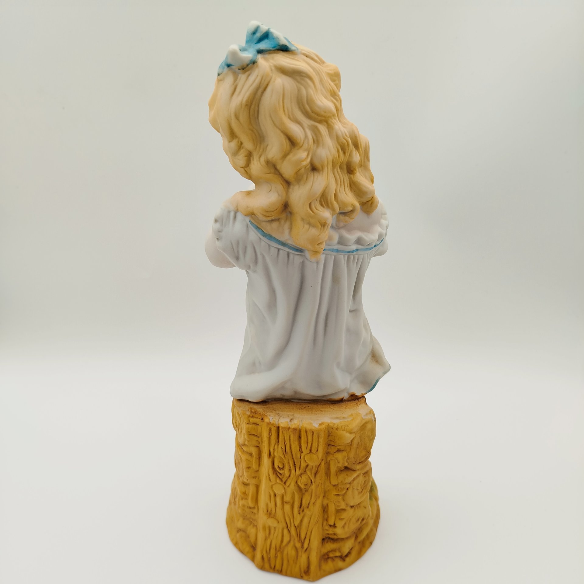 Статуэтка "Девочка с голубкой"