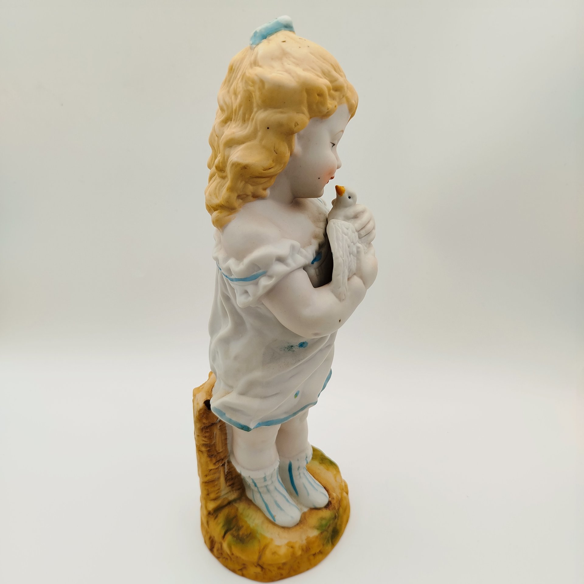 Статуэтка "Девочка с голубкой"