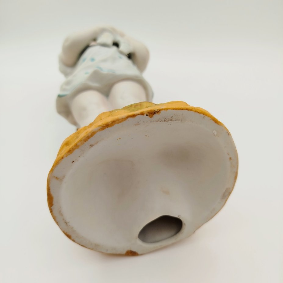 Статуэтка "Девочка с голубкой"