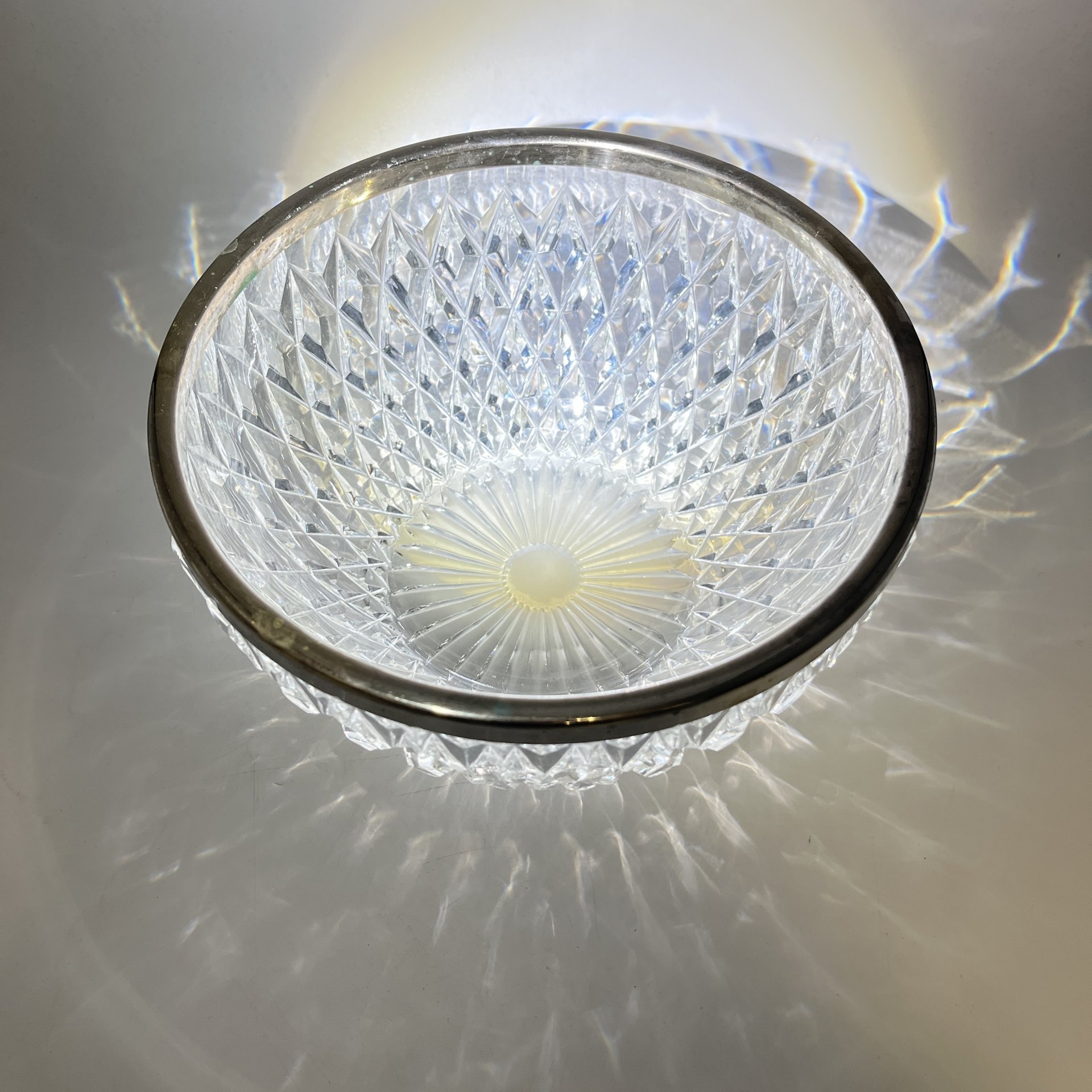 Фруктовница с геометрическим декором и металлическим ободком, хрусталь, металл, СССР, 1970-1990 гг.