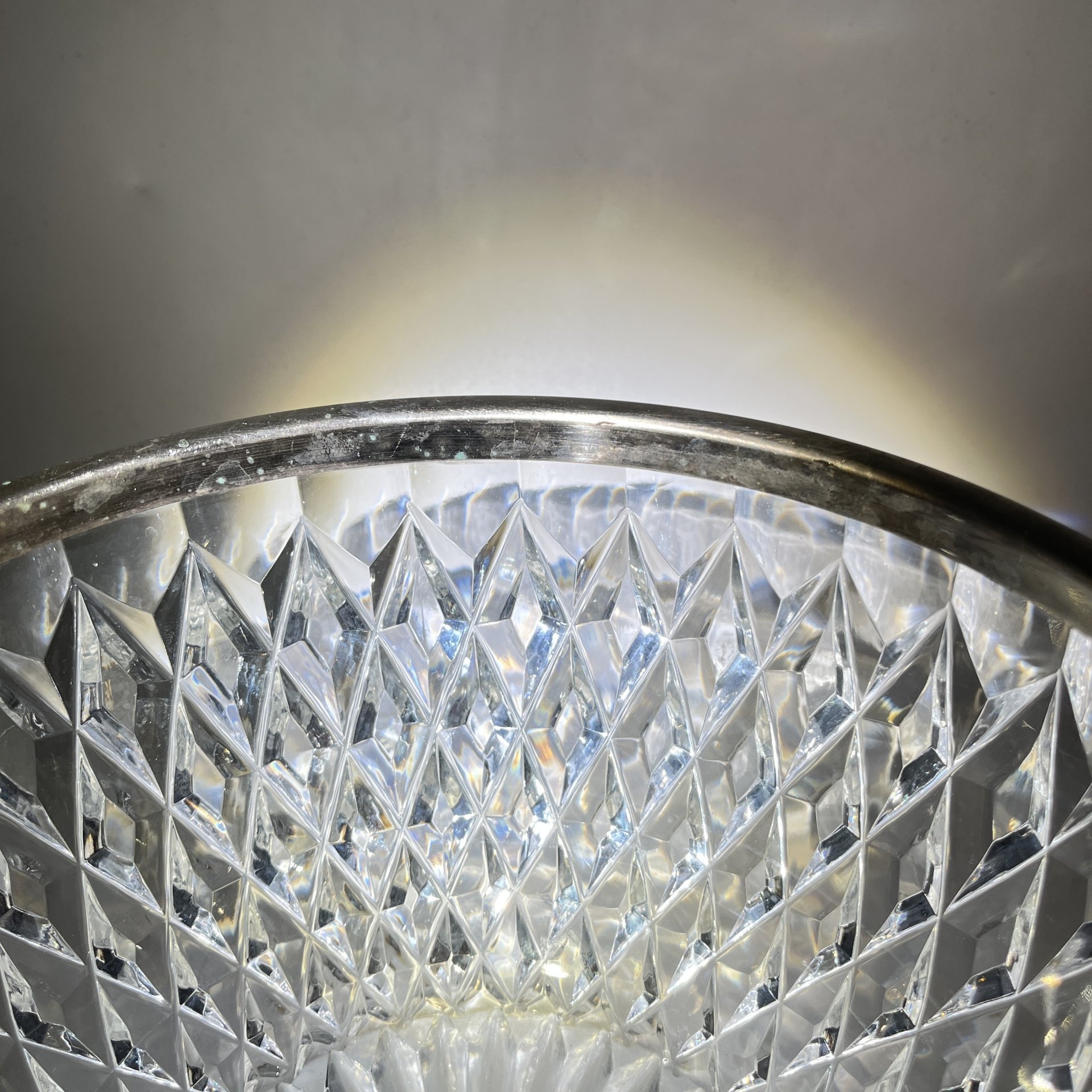 Фруктовница с геометрическим декором и металлическим ободком, хрусталь, металл, СССР, 1970-1990 гг.