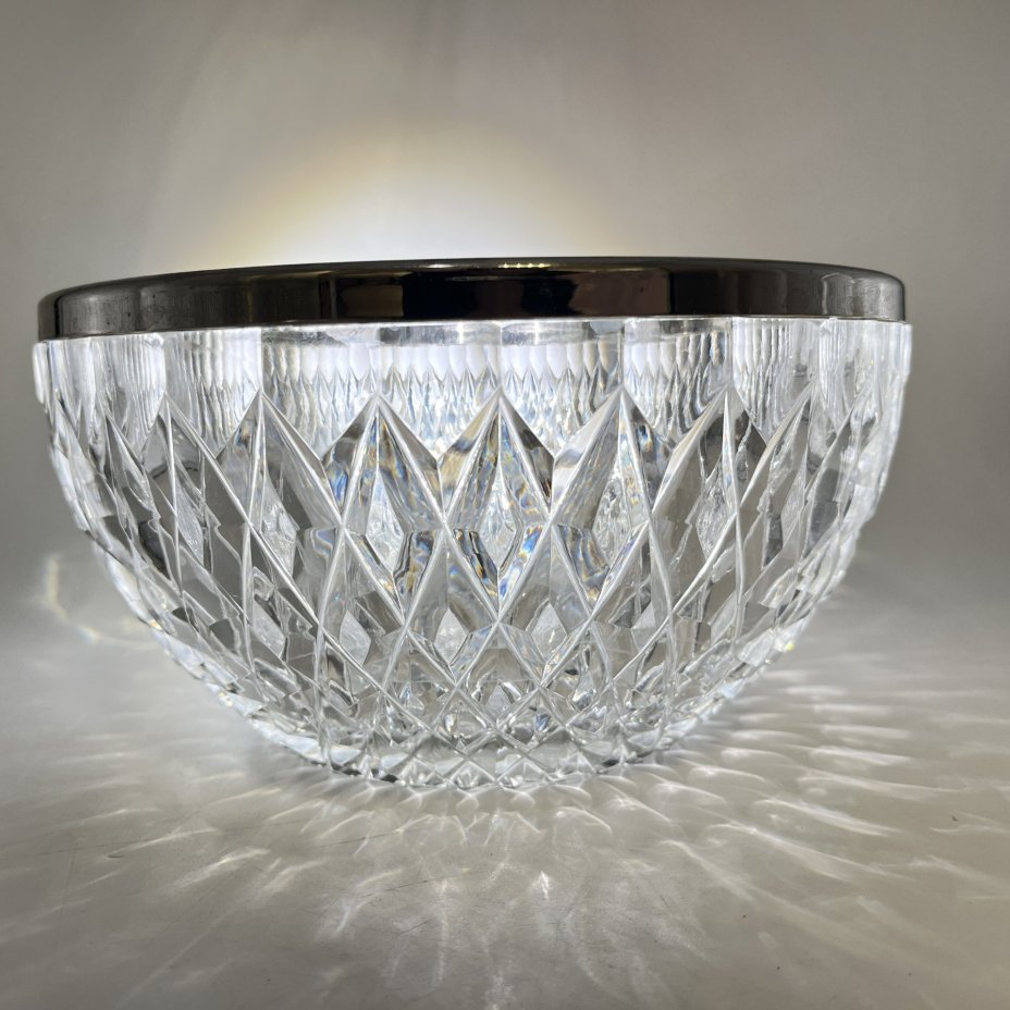 Фруктовница с геометрическим декором и металлическим ободком