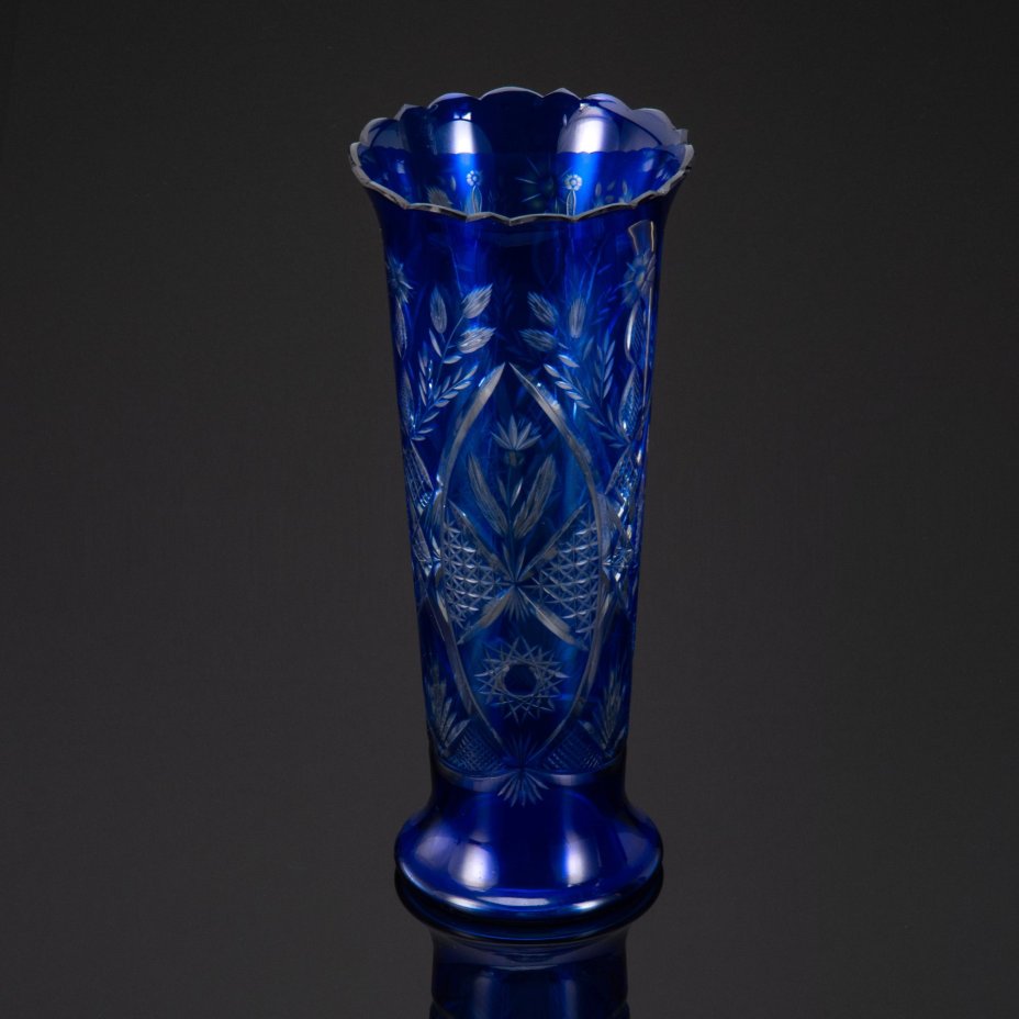 Ваза кобальтового оттенка со звездчато-растительным декором и волнистым краем, завод "Красный май" (предположительно), цветное стекло, алмазная грань, СССР, 1950-1970 гг.