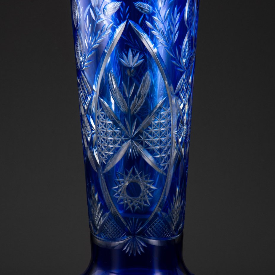 Ваза кобальтового оттенка со звездчато-растительным декором и волнистым краем, завод "Красный май" (предположительно)