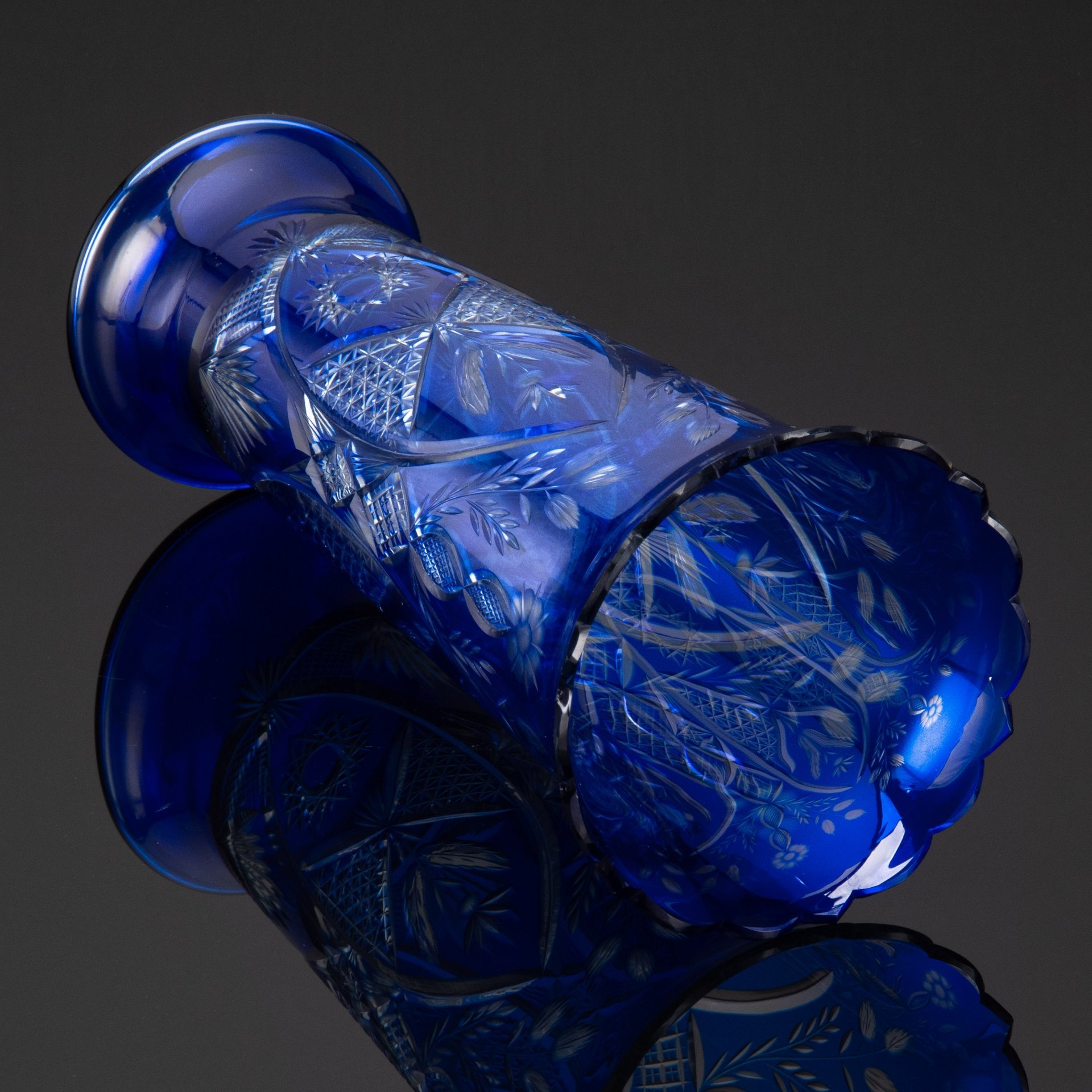 Ваза кобальтового оттенка со звездчато-растительным декором и волнистым краем, завод "Красный май" (предположительно), цветное стекло, алмазная грань, СССР, 1950-1970 гг.