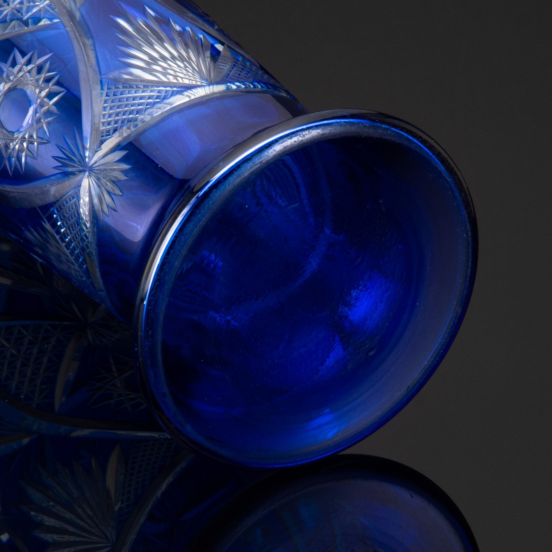 Ваза кобальтового оттенка со звездчато-растительным декором и волнистым краем, завод "Красный май" (предположительно), цветное стекло, алмазная грань, СССР, 1950-1970 гг.