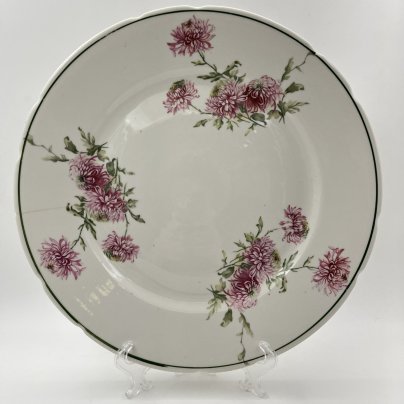 Блюдо круглой формы с декором в виде хризантем, фарфор, деколь, Фарфоровый завод «Пролетарий» (Бронница, Мста), СССР, 1939-1945 гг.
