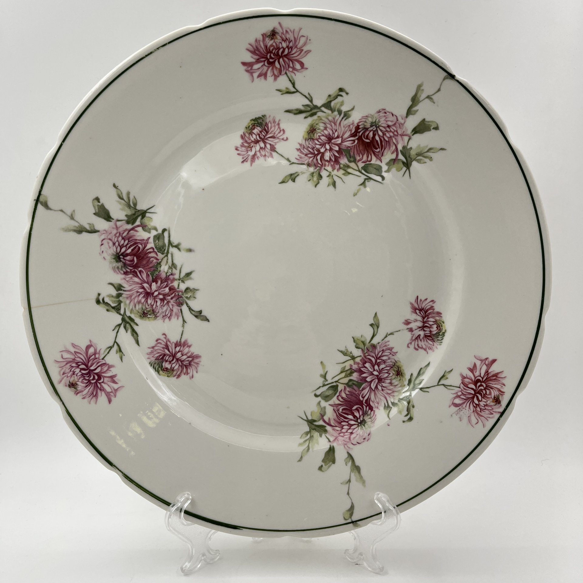 Блюдо круглой формы с декором в виде хризантем, фарфор, деколь, Фарфоровый завод «Пролетарий» (Бронница, Мста), СССР, 1939-1945 гг.