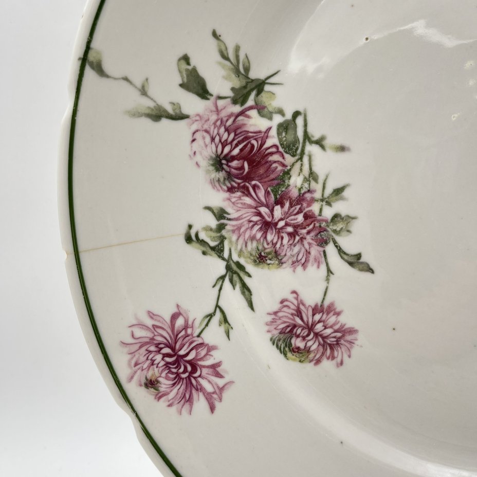 Блюдо круглой формы с декором в виде хризантем, фарфор, деколь, Фарфоровый завод «Пролетарий» (Бронница, Мста), СССР, 1939-1945 гг.