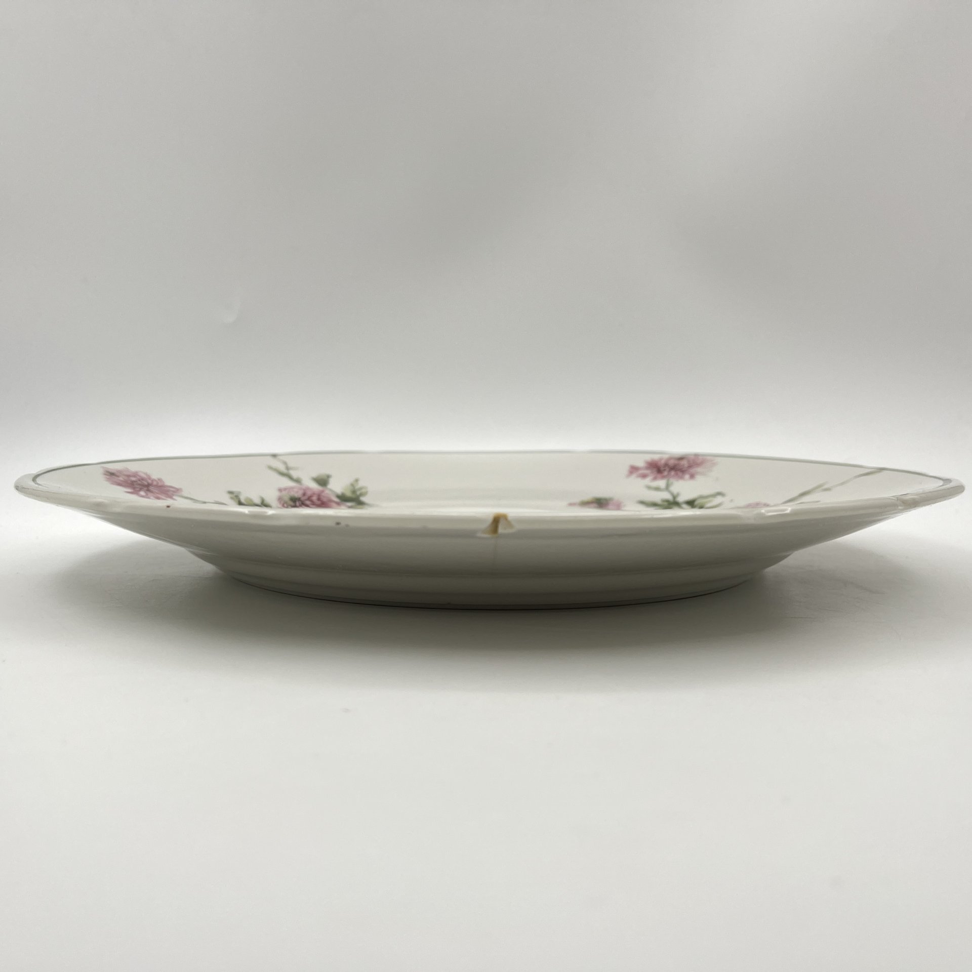 Блюдо круглой формы с декором в виде хризантем, фарфор, деколь, Фарфоровый завод «Пролетарий» (Бронница, Мста), СССР, 1939-1945 гг.