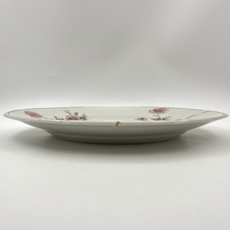 Блюдо круглой формы с декором в виде хризантем, фарфор, деколь, Фарфоровый завод «Пролетарий» (Бронница, Мста), СССР, 1939-1945 гг.