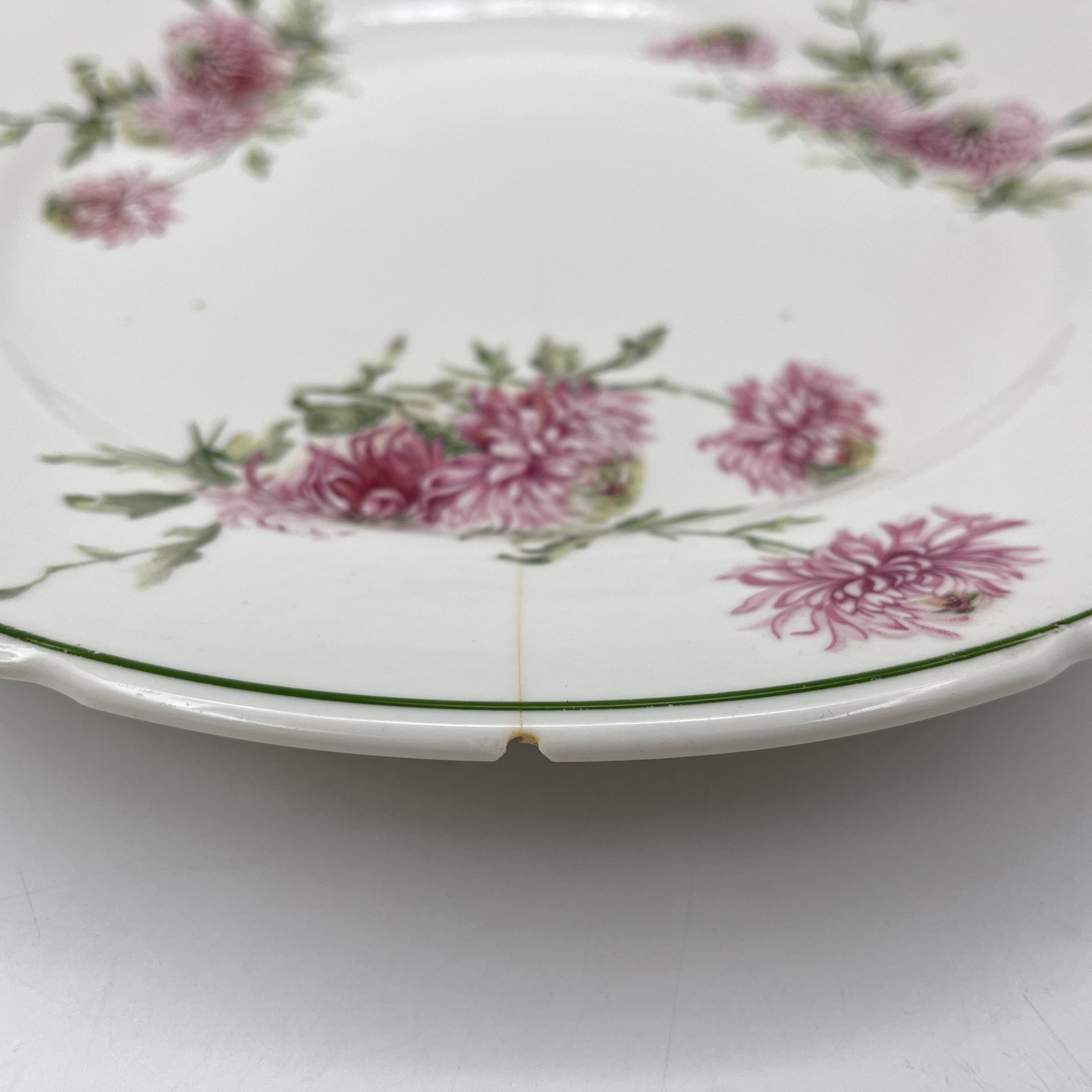 Блюдо круглой формы с декором в виде хризантем, фарфор, деколь, Фарфоровый завод «Пролетарий» (Бронница, Мста), СССР, 1939-1945 гг.