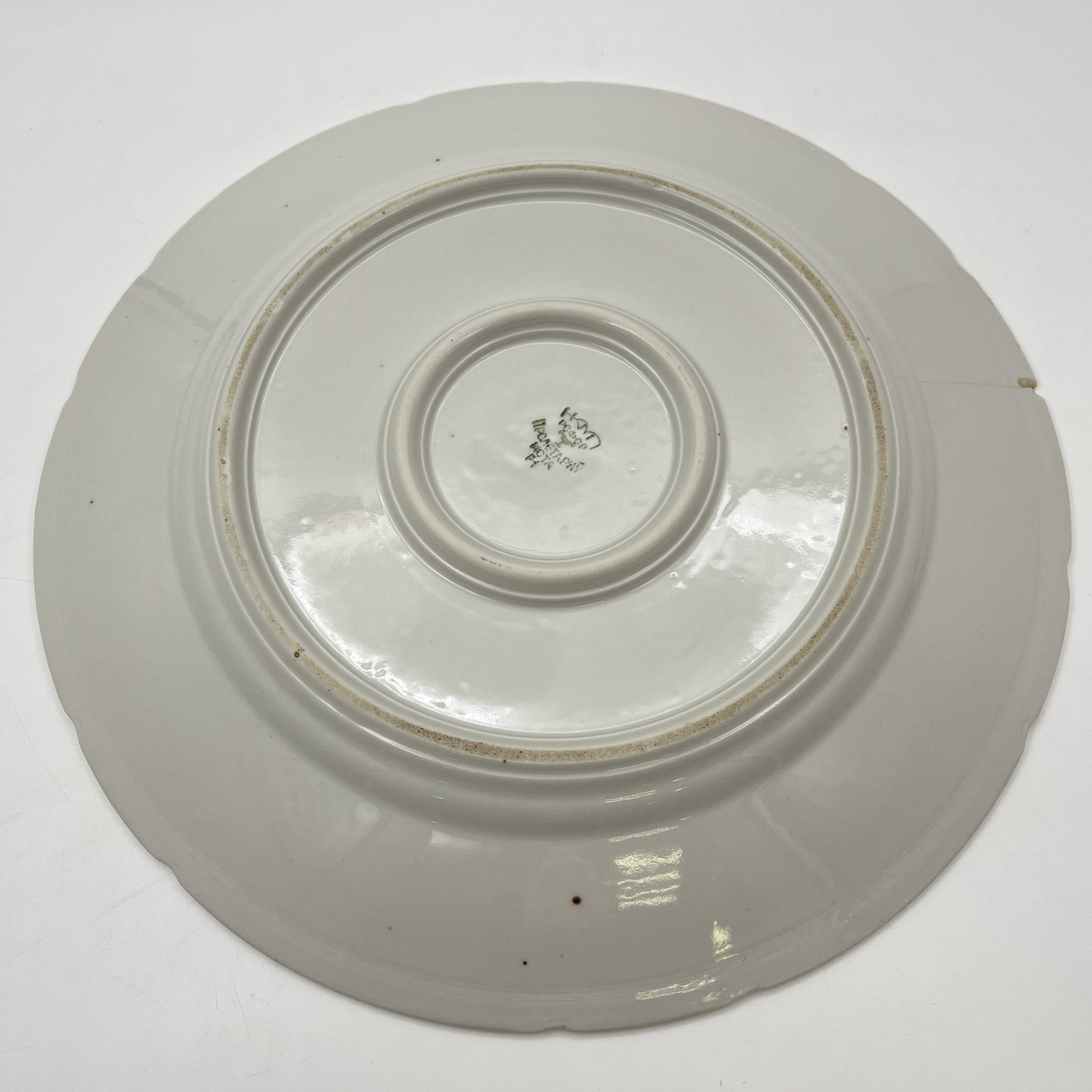 Блюдо круглой формы с декором в виде хризантем, фарфор, деколь, Фарфоровый завод «Пролетарий» (Бронница, Мста), СССР, 1939-1945 гг.