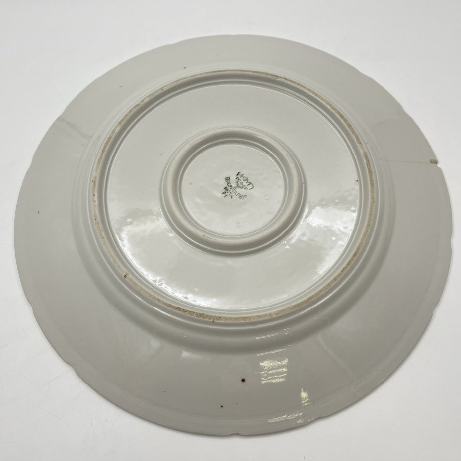 Блюдо круглой формы с декором в виде хризантем, фарфор, деколь, Фарфоровый завод «Пролетарий» (Бронница, Мста), СССР, 1939-1945 гг.