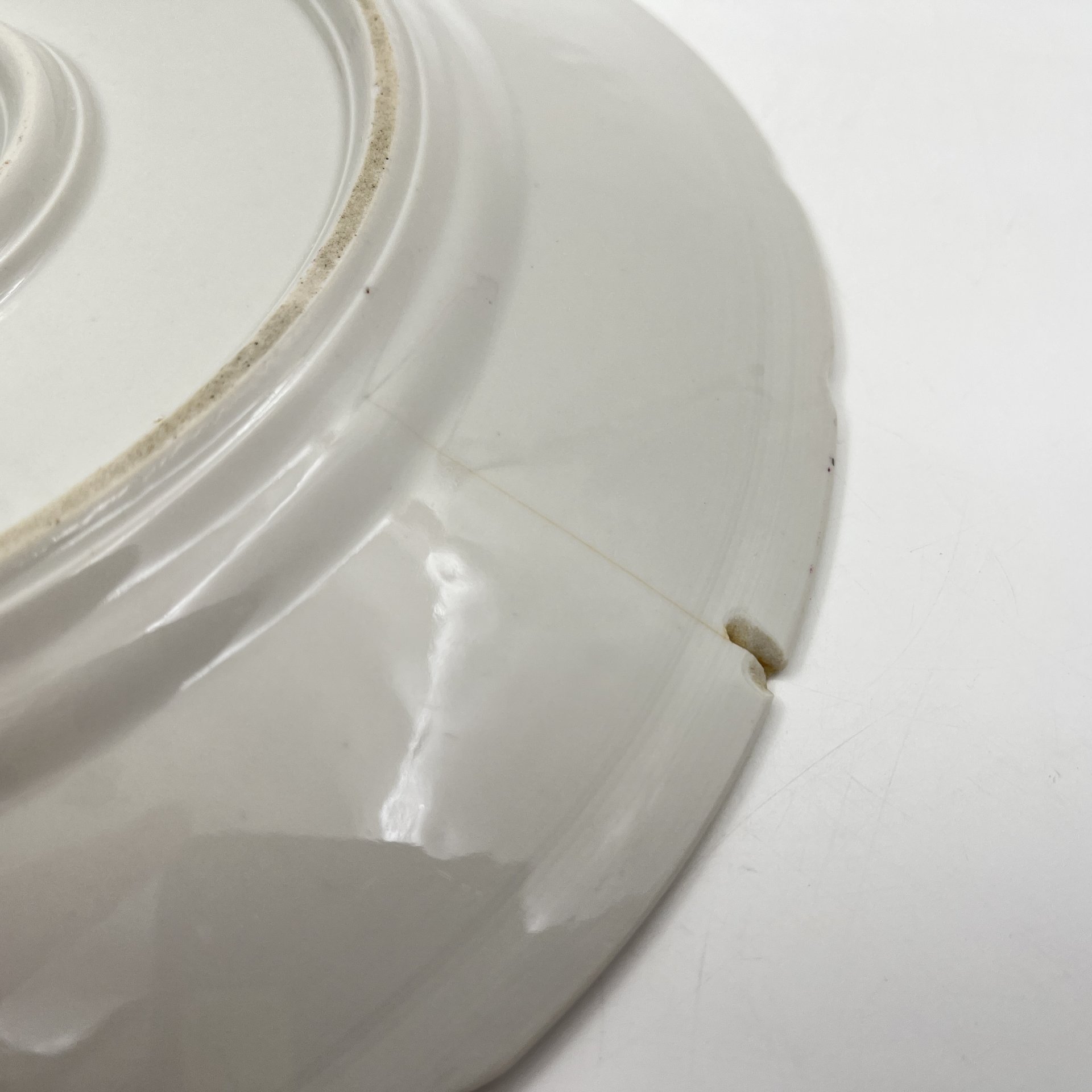 Блюдо круглой формы с декором в виде хризантем, фарфор, деколь, Фарфоровый завод «Пролетарий» (Бронница, Мста), СССР, 1939-1945 гг.