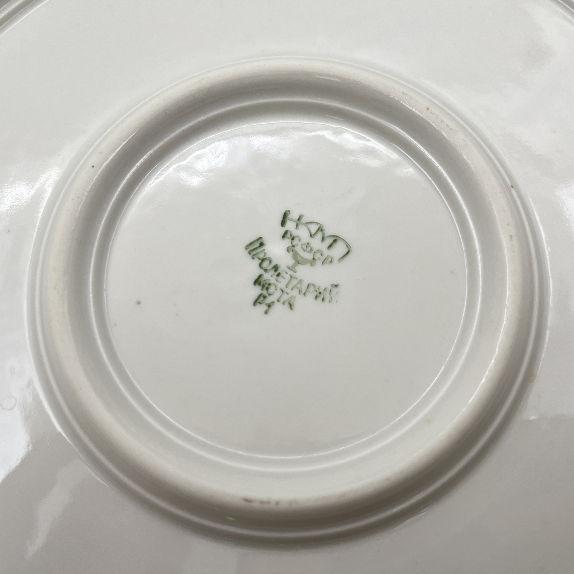 Блюдо круглой формы с декором в виде хризантем, фарфор, деколь, Фарфоровый завод «Пролетарий» (Бронница, Мста), СССР, 1939-1945 гг.