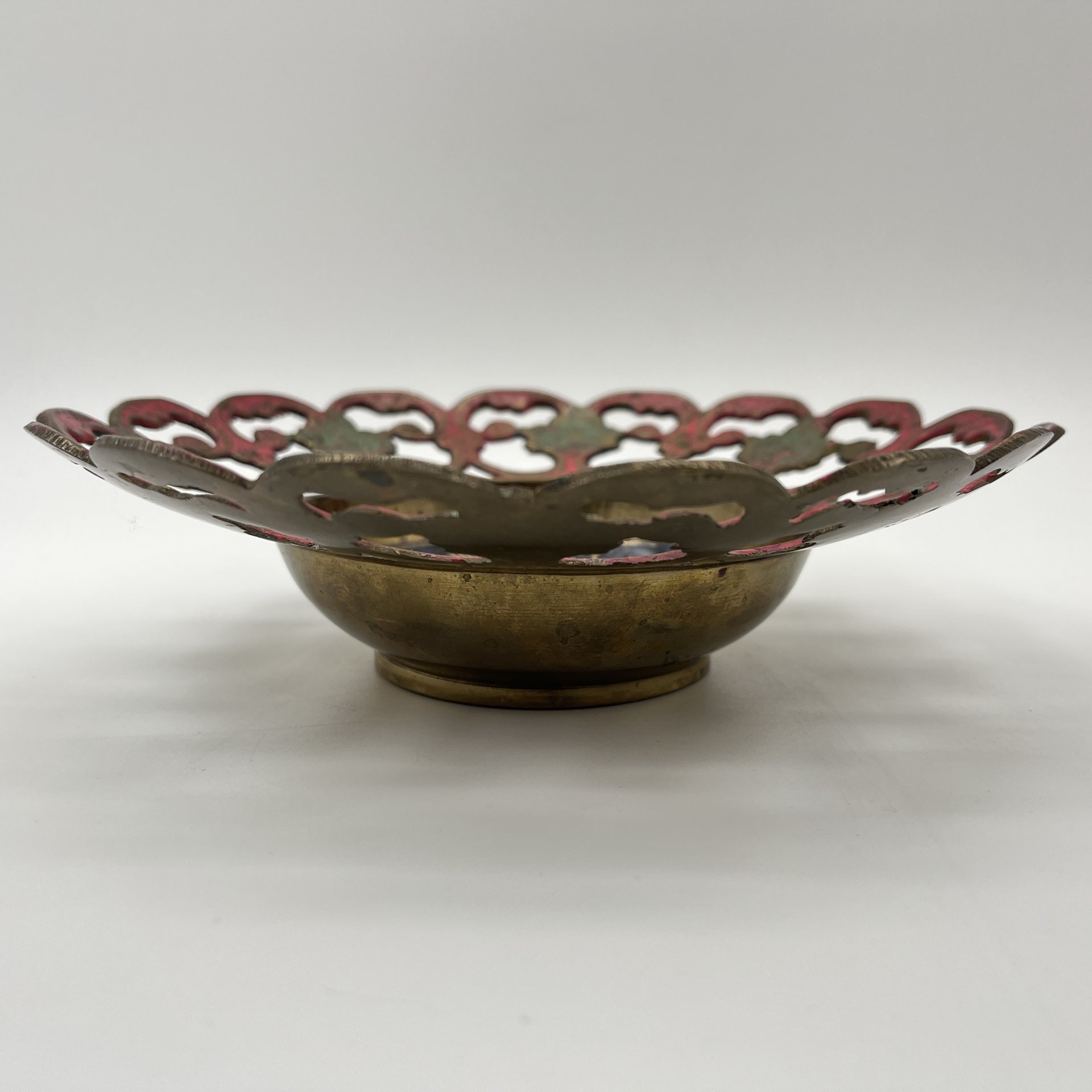 Орешница с прорезным бортом и флоральным декором в восточном стиле, латунь, холодные эмали, Индия, 1970-1990 гг.