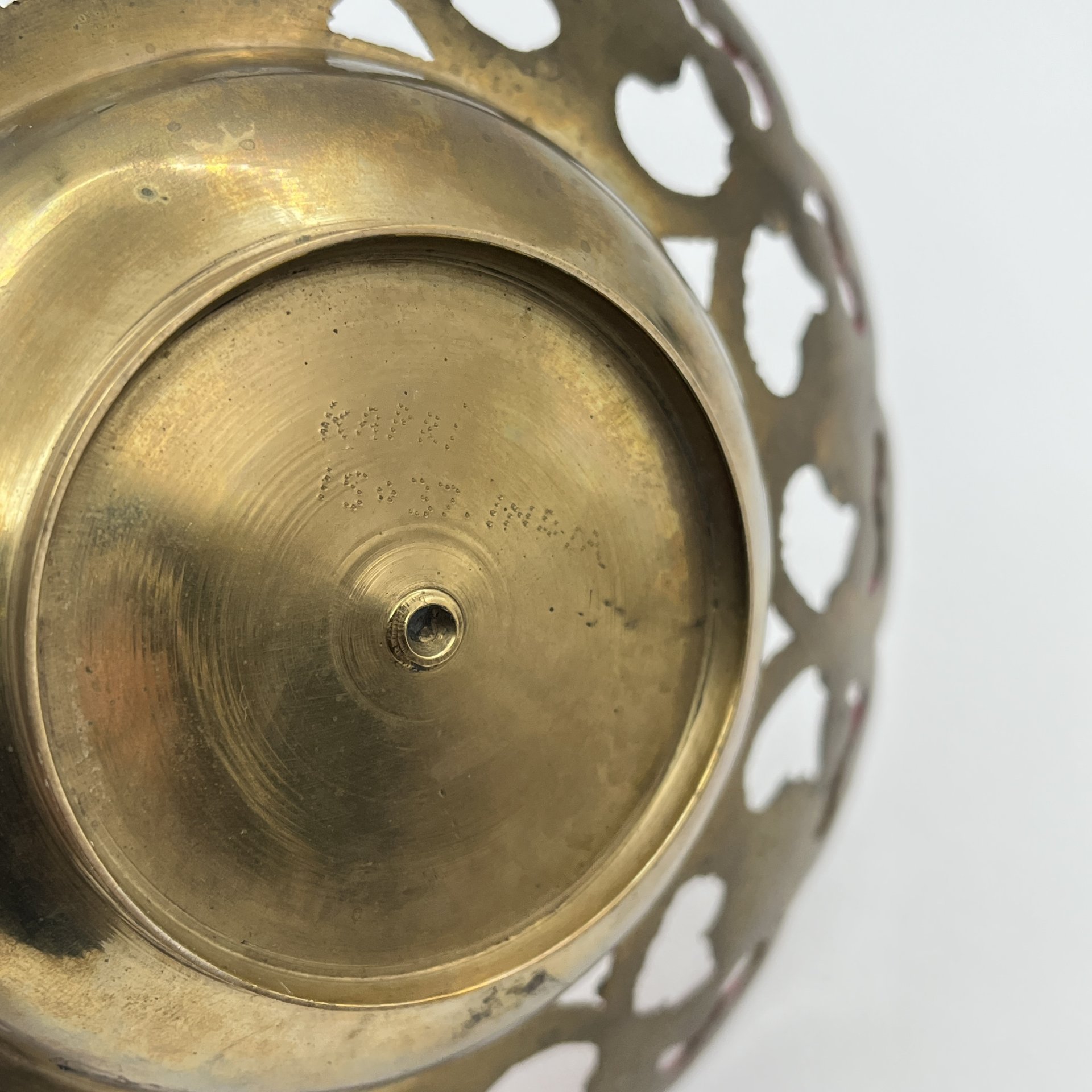 Орешница с прорезным бортом и флоральным декором в восточном стиле, латунь, холодные эмали, Индия, 1970-1990 гг.