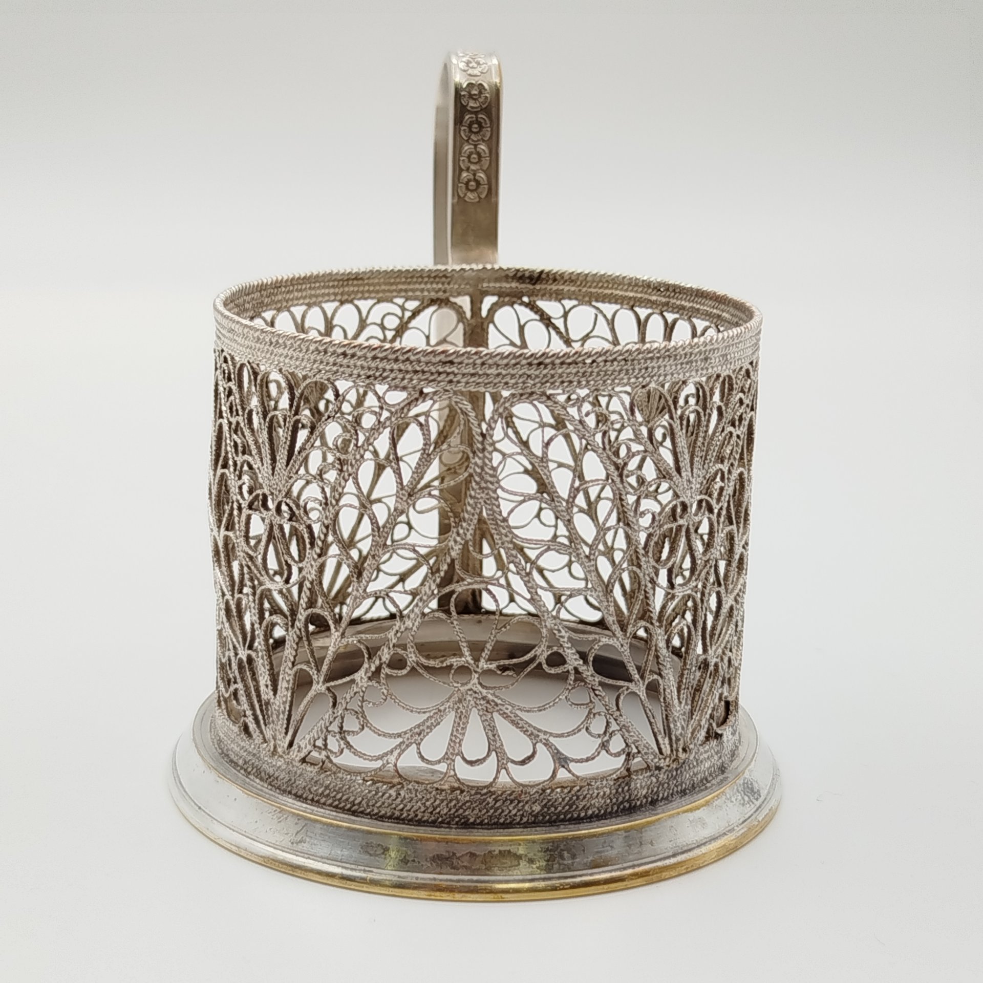 Подстаканник, выполненный в технике ажурной скани