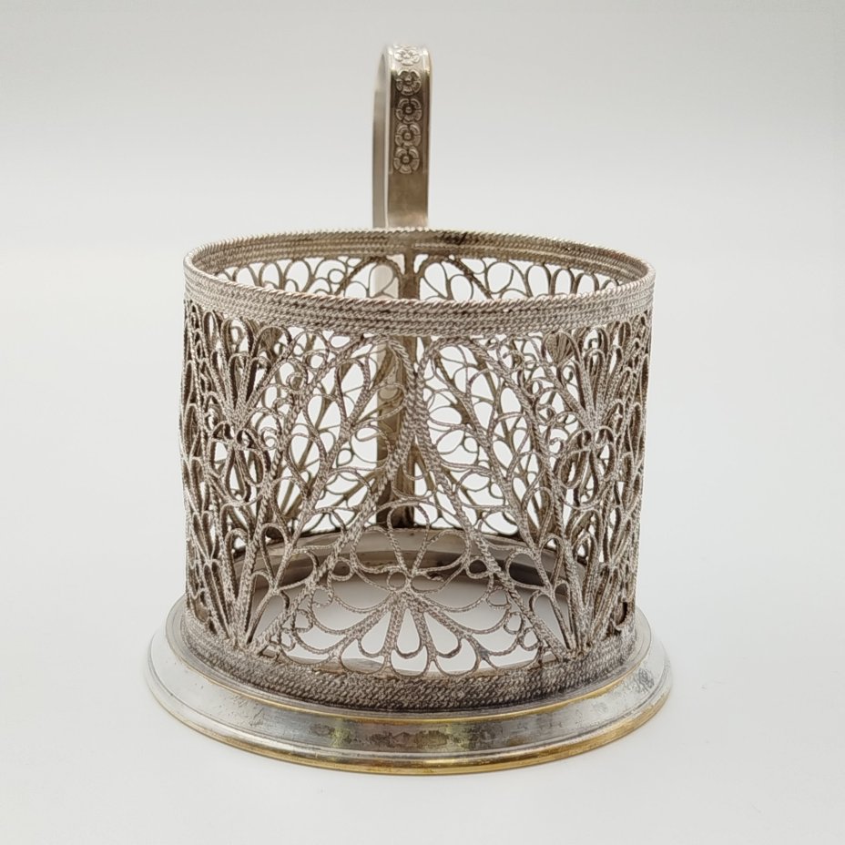 Подстаканник, выполненный в технике ажурной скани