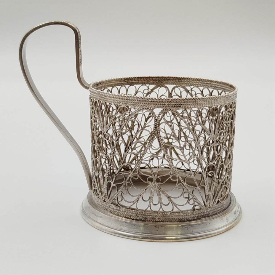 Подстаканник, выполненный в технике ажурной скани