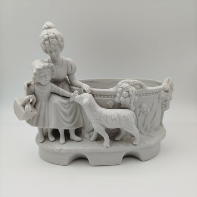 Кашпо для комнатных растений "Мама с дочкой кормит ягненка", фарфор, Западная Европа, 1960-1980 гг.