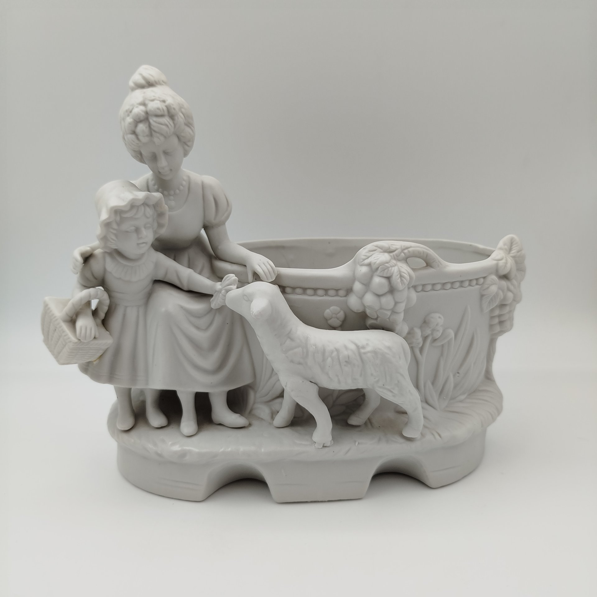 Кашпо для комнатных растений "Мама с дочкой кормит ягненка", фарфор, Западная Европа, 1960-1980 гг.