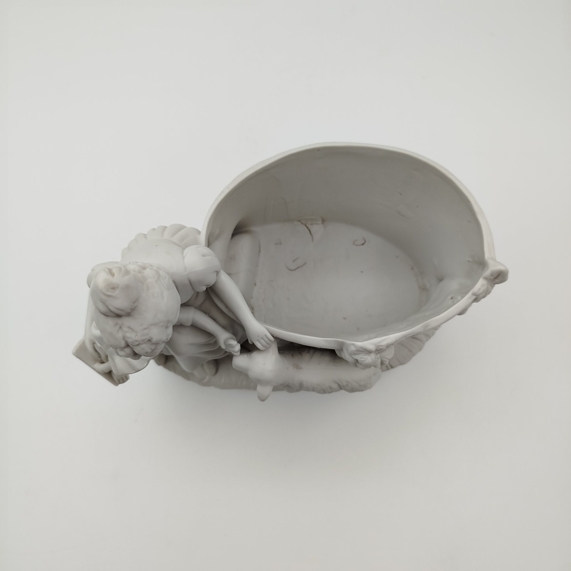 Кашпо для комнатных растений "Мама с дочкой кормит ягненка", фарфор, Западная Европа, 1960-1980 гг.