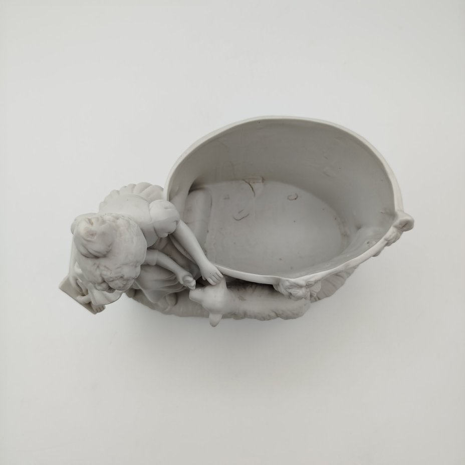 Кашпо для комнатных растений "Мама с дочкой кормит ягненка"