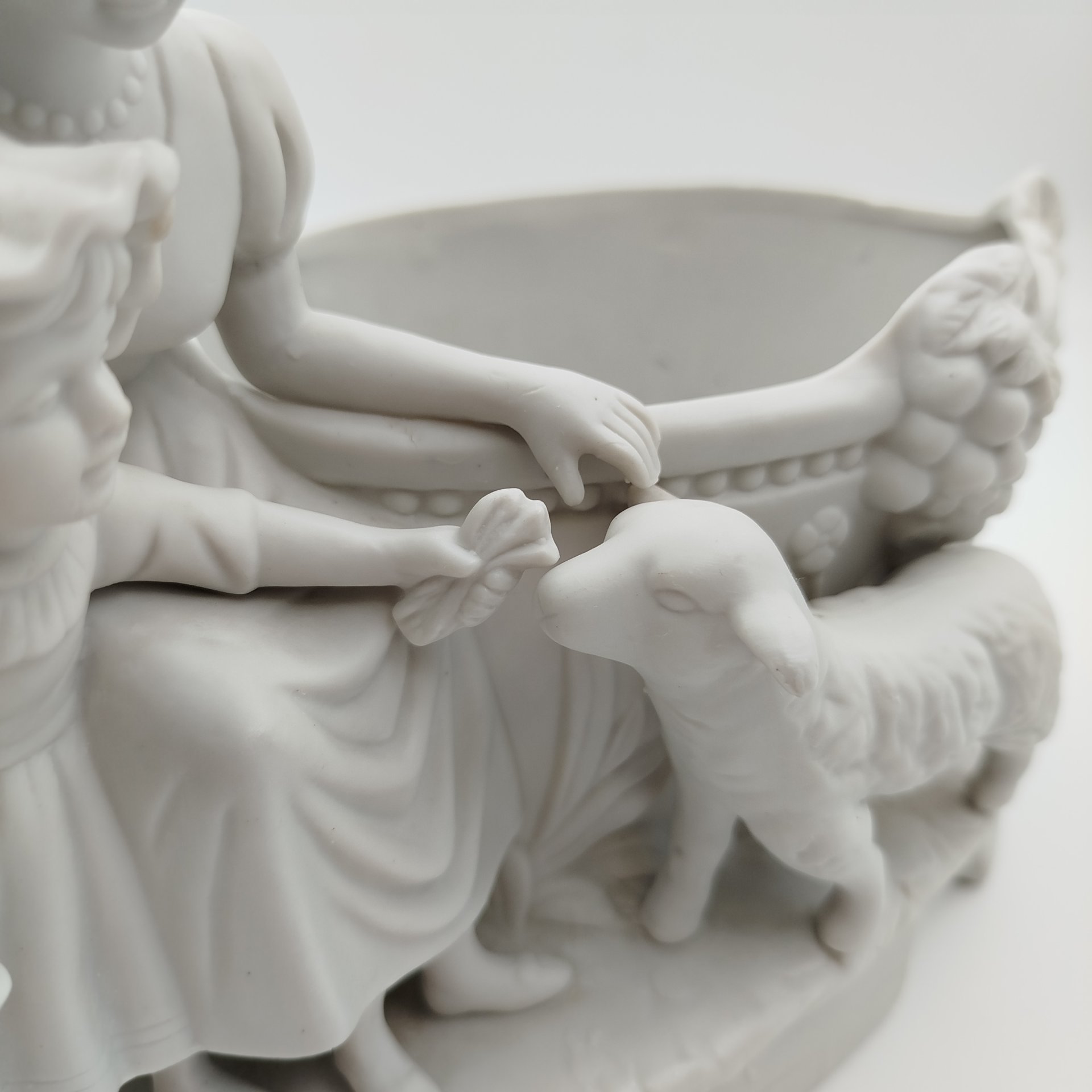 Кашпо для комнатных растений "Мама с дочкой кормит ягненка", фарфор, Западная Европа, 1960-1980 гг.