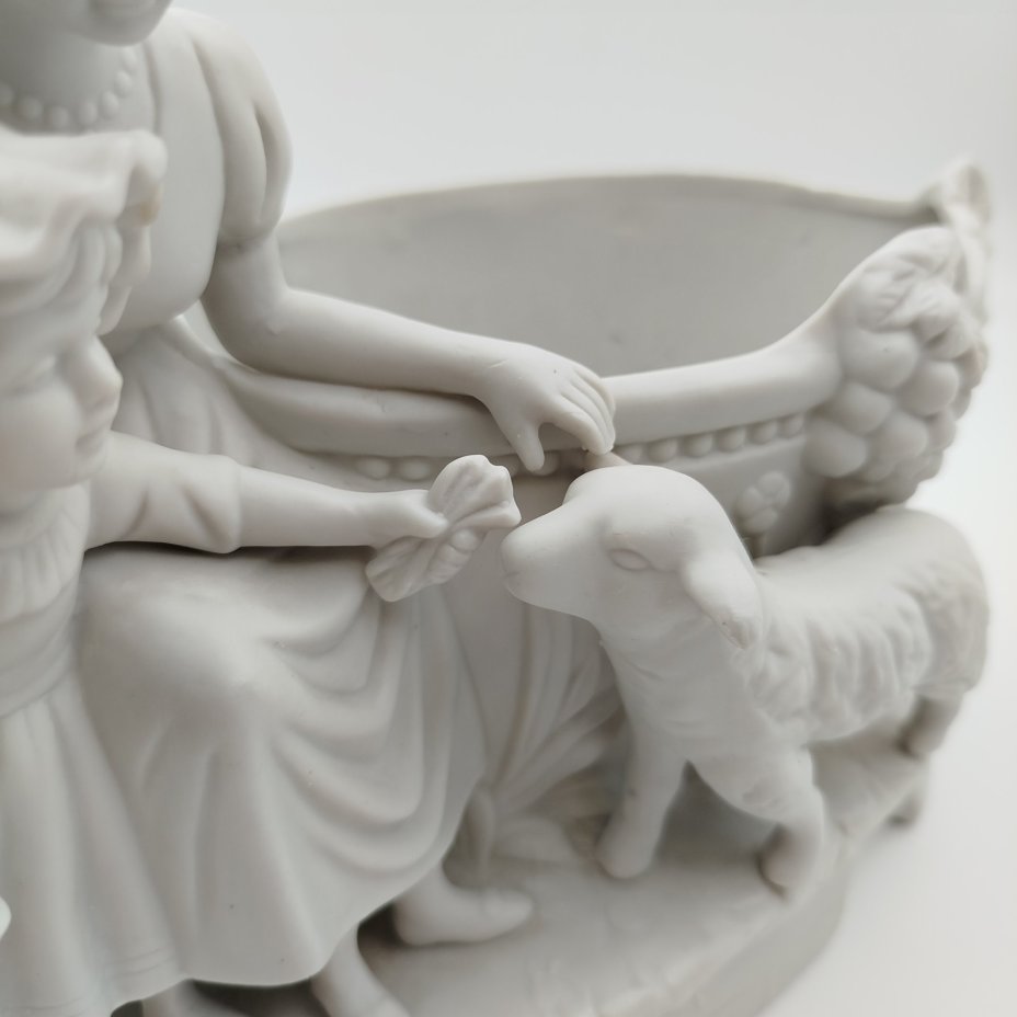 Кашпо для комнатных растений "Мама с дочкой кормит ягненка"