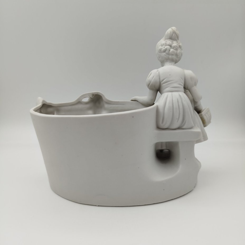 Кашпо для комнатных растений "Мама с дочкой кормит ягненка"