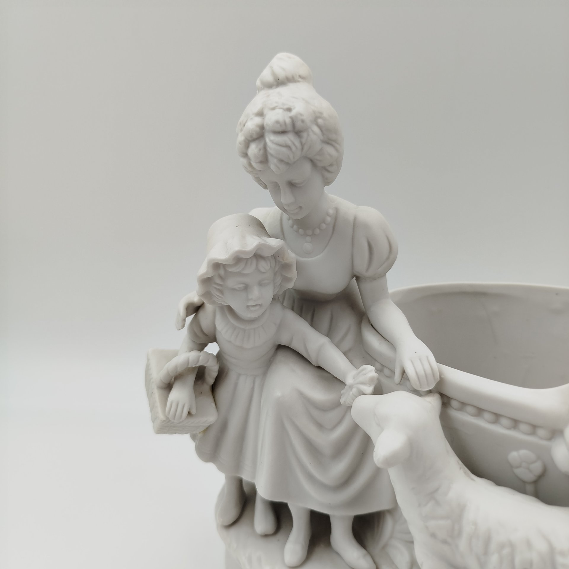 Кашпо для комнатных растений "Мама с дочкой кормит ягненка", фарфор, Западная Европа, 1960-1980 гг.