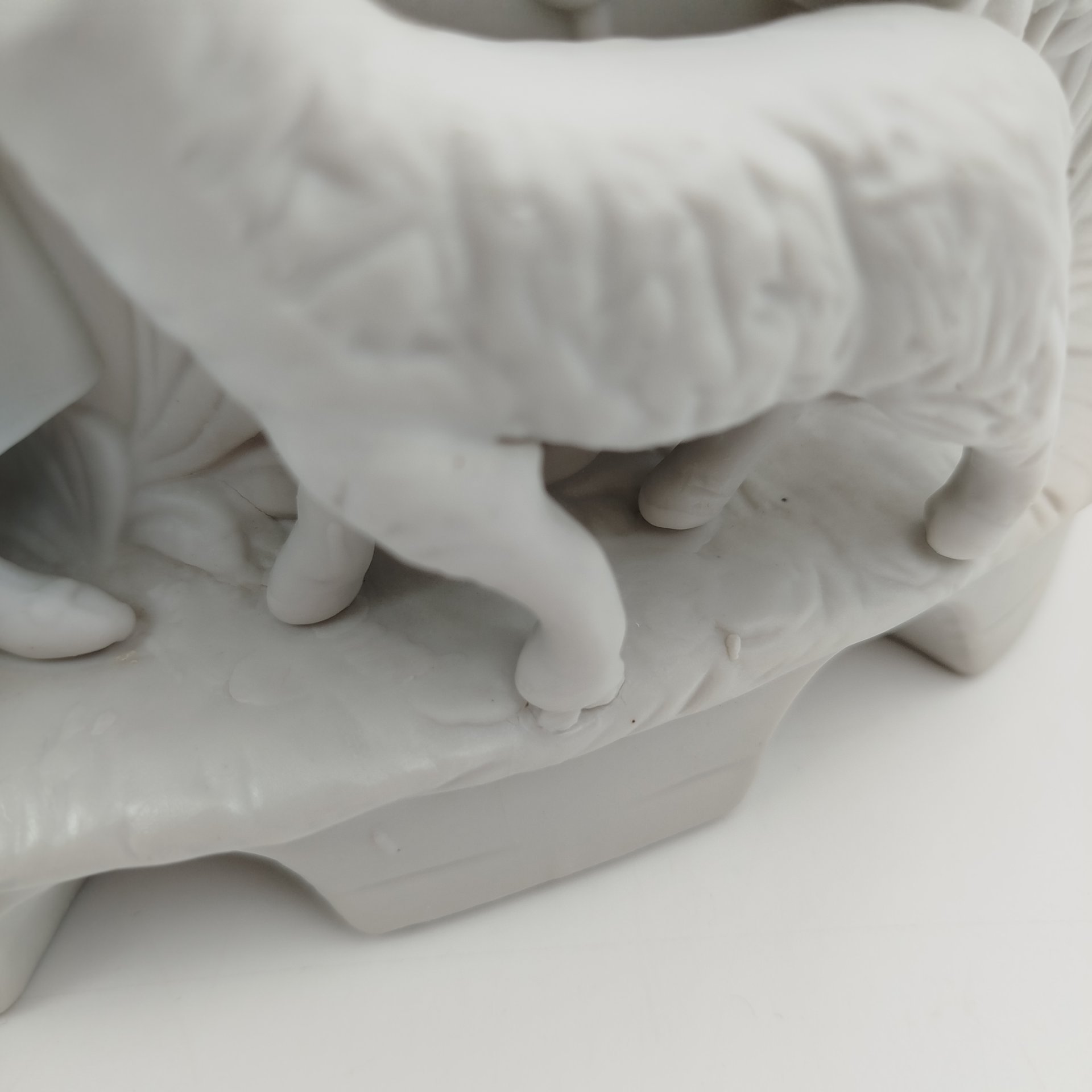 Кашпо для комнатных растений "Мама с дочкой кормит ягненка", фарфор, Западная Европа, 1960-1980 гг.