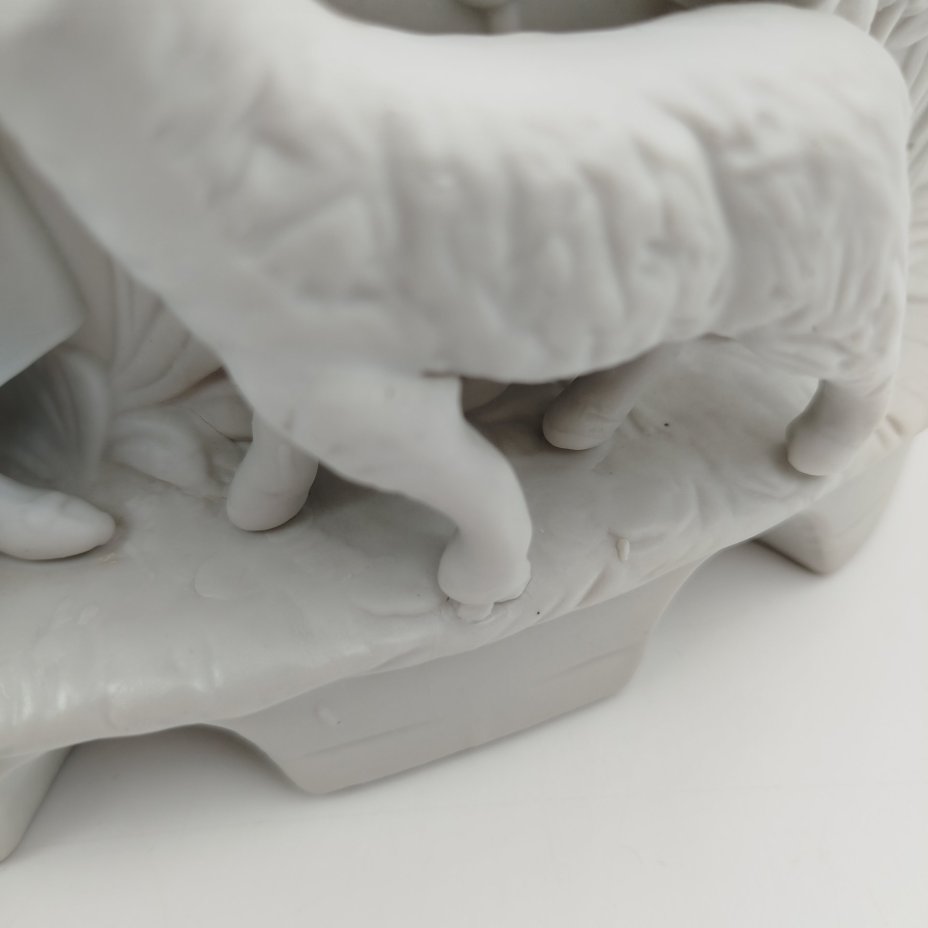 Кашпо для комнатных растений "Мама с дочкой кормит ягненка"