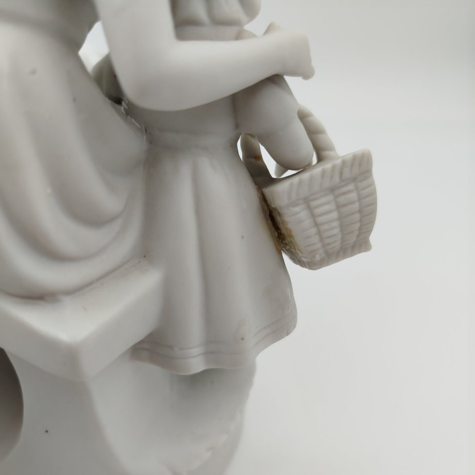 Кашпо для комнатных растений "Мама с дочкой кормит ягненка"