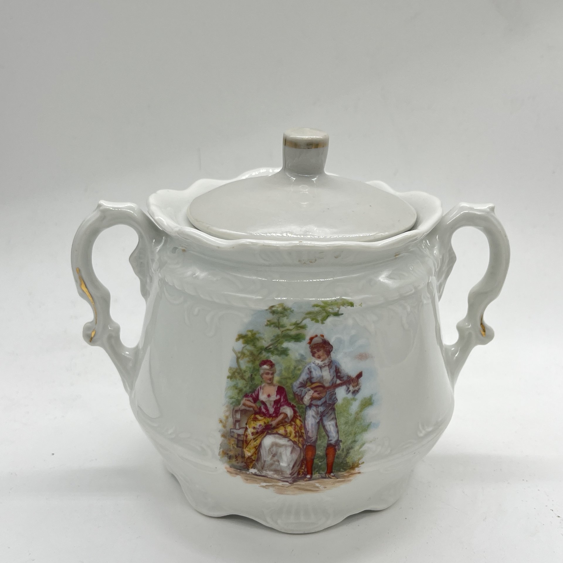 Сахарница с изображением галантной сцены (подбор крышки), фарфор, деколь, Европа, 1960-1990 гг.
