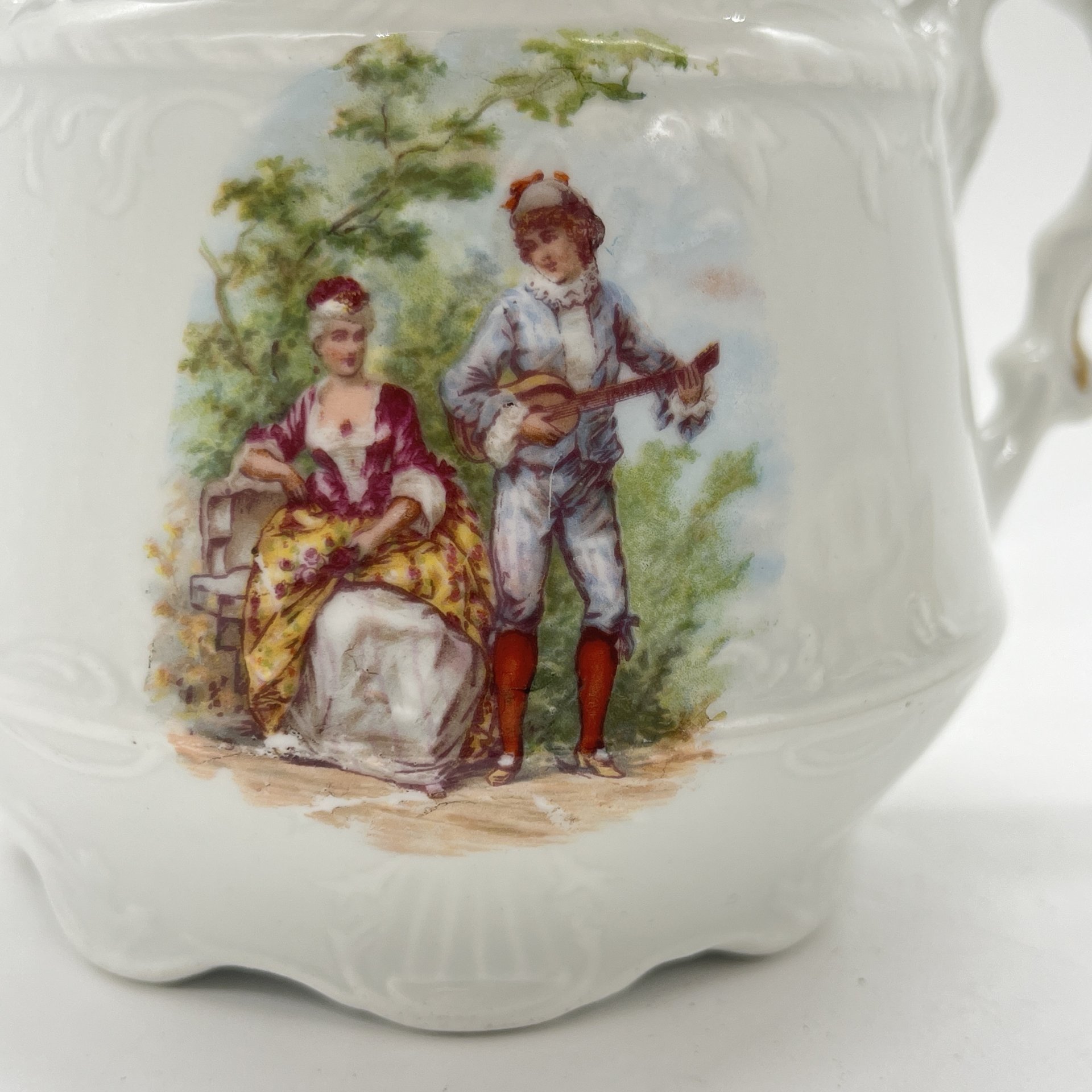 Сахарница с изображением галантной сцены (подбор крышки), фарфор, деколь, Европа, 1960-1990 гг.