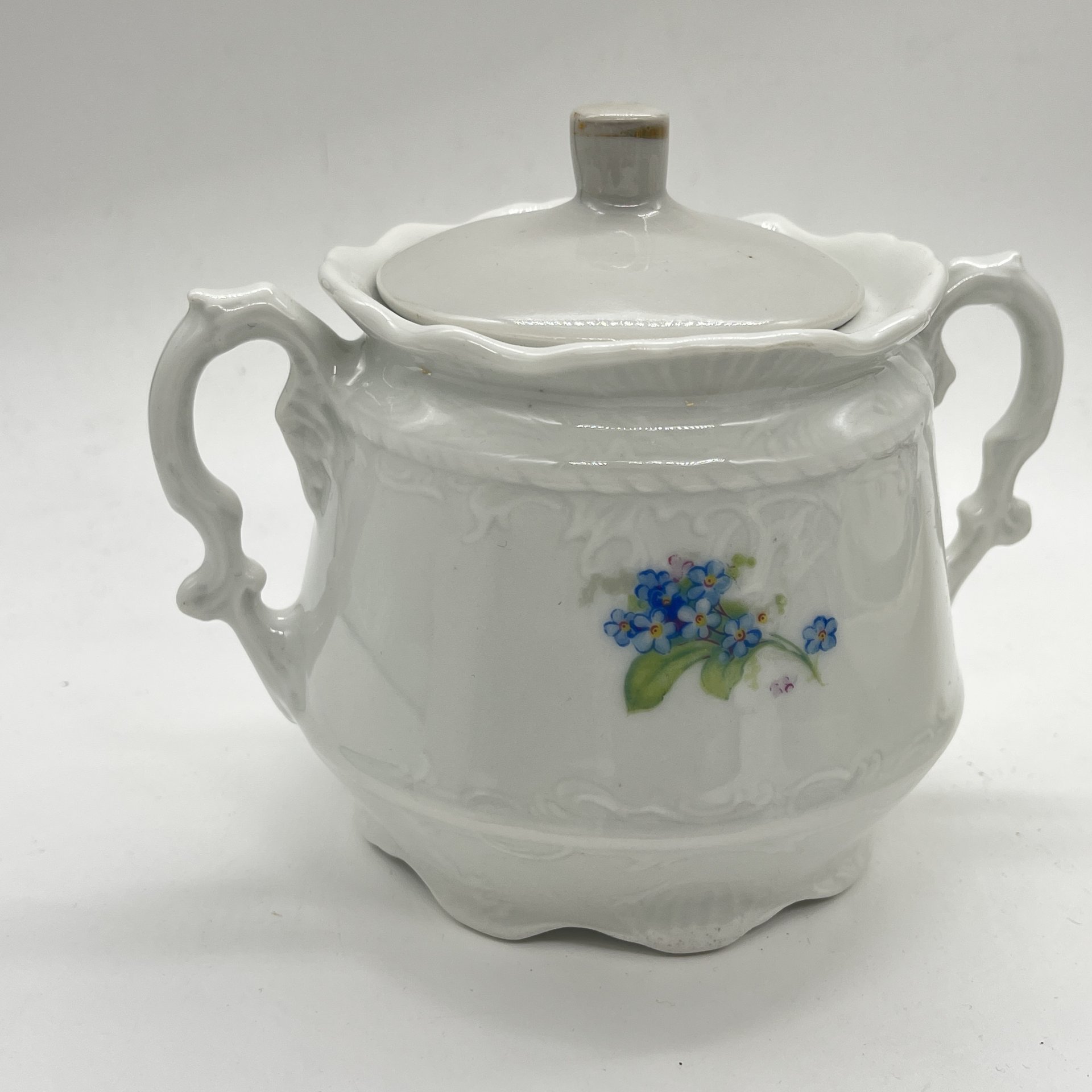 Сахарница с изображением галантной сцены (подбор крышки), фарфор, деколь, Европа, 1960-1990 гг.