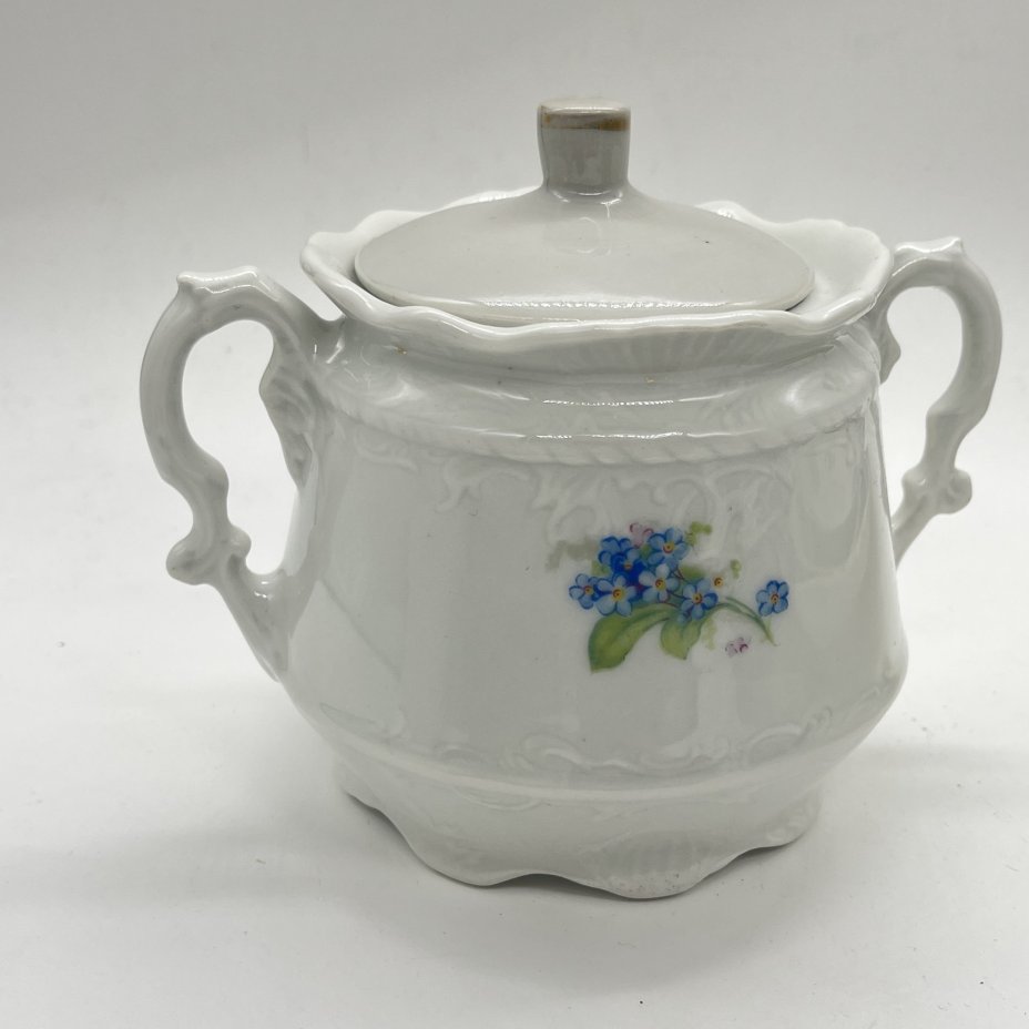 Сахарница с изображением галантной сцены (подбор крышки)