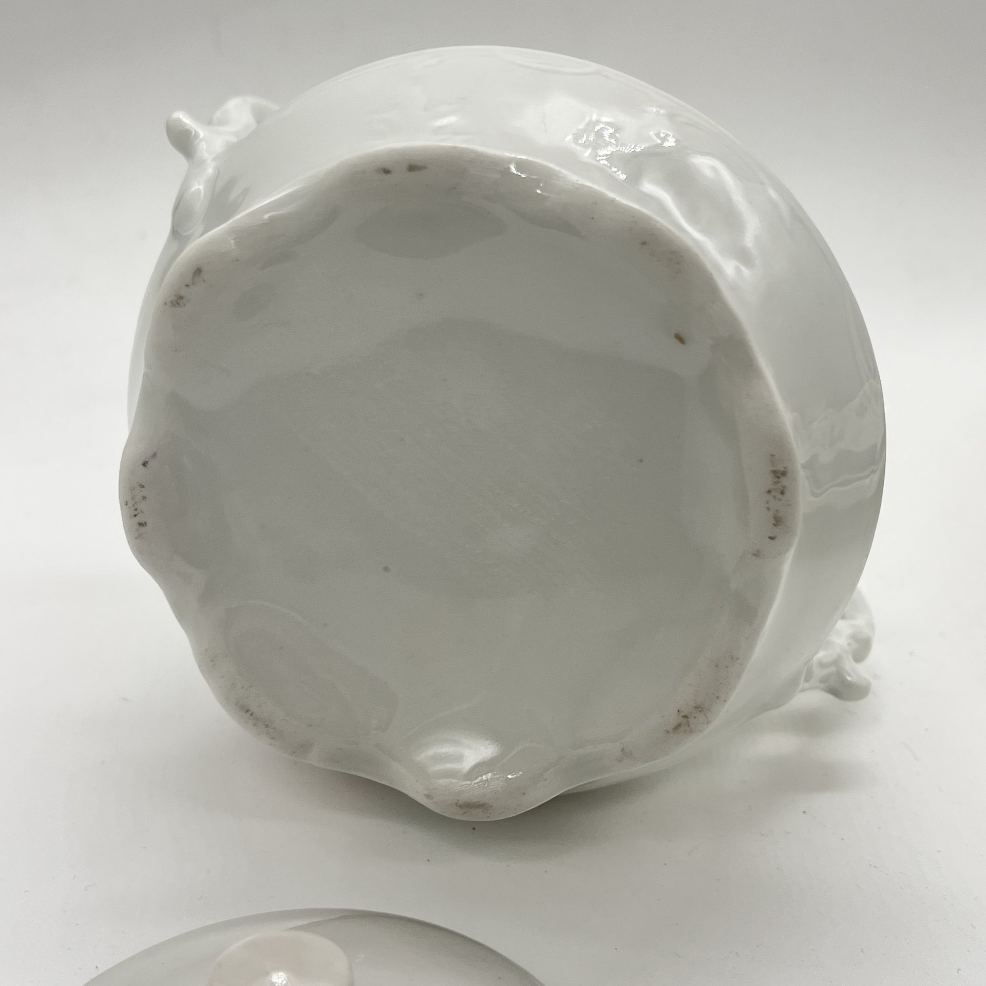 Сахарница с изображением галантной сцены (подбор крышки), фарфор, деколь, Европа, 1960-1990 гг.